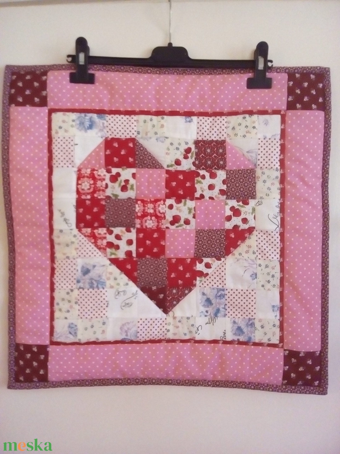 Szívecskés patchwork falikép - otthon & életmód - dekoráció - fali és függő dekoráció - falra akasztható dekor - Meska.hu Szívecskés patchwork falikép - otthon & életmód - dekoráció - fali és függő dekoráció - falra akasztható dekor - Meska.hu