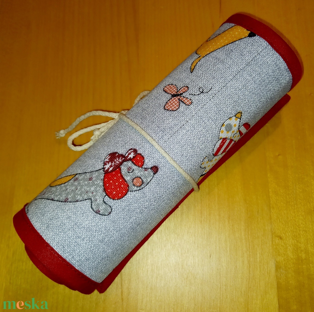 Tacsik tolltartó (bordó szegéllyel) - otthon & életmód - papír, írószer - tolltartó & ceruzatekercs - Meska.hu Tacsik tolltartó (bordó szegéllyel) - otthon & életmód - papír, írószer - tolltartó & ceruzatekercs - Meska.hu