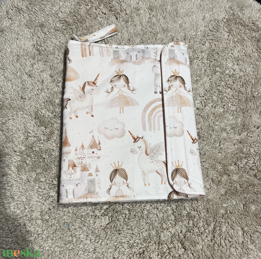 Pelenkázó neszeszer, kiskönyv borítóv - táska & tok - pelenkatáska - pelenkatartó tok - Meska.hu