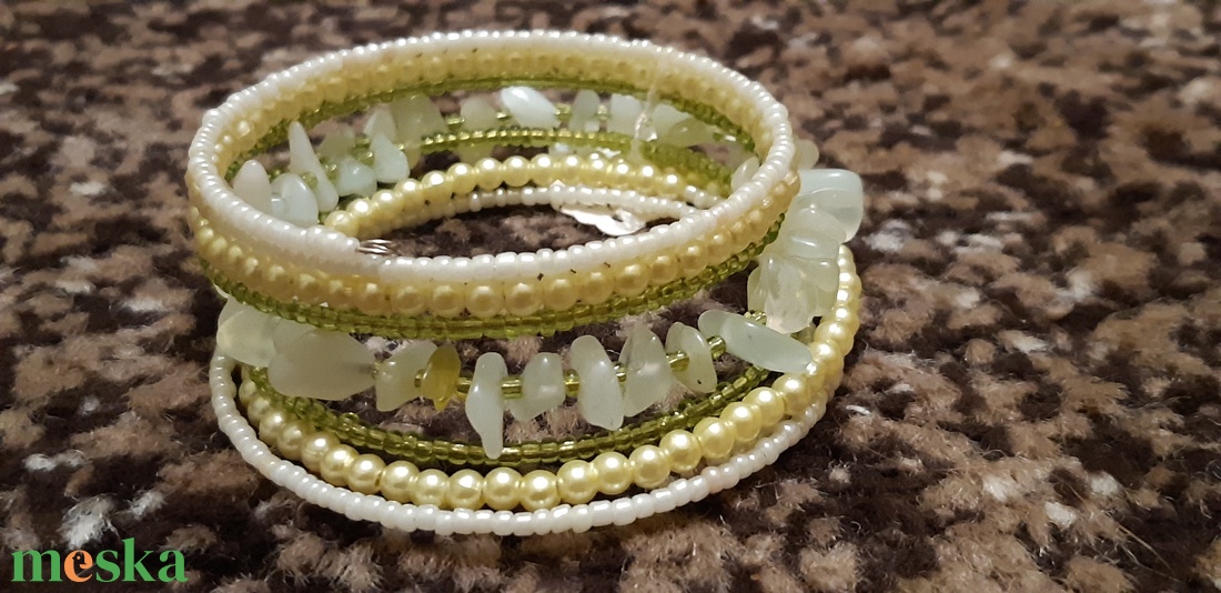 Merória karkötő ásványokkal - ékszer - karkötő - memóriadrótos karkötő - Meska.hu