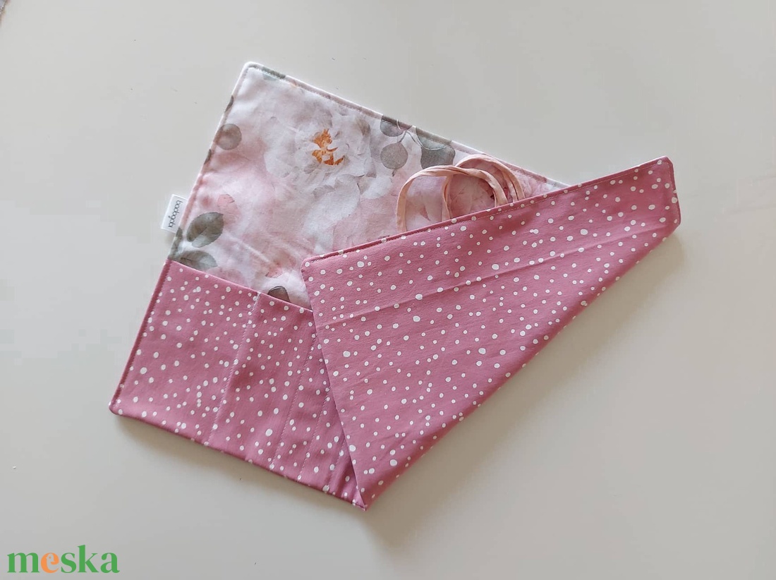 Pöttyös-bazsarózsás textil tok, tároló - otthon & életmód - papír, írószer - tolltartó & ceruzatekercs - Meska.hu Pöttyös-bazsarózsás textil tok, tároló - otthon & életmód - papír, írószer - tolltartó & ceruzatekercs - Meska.hu