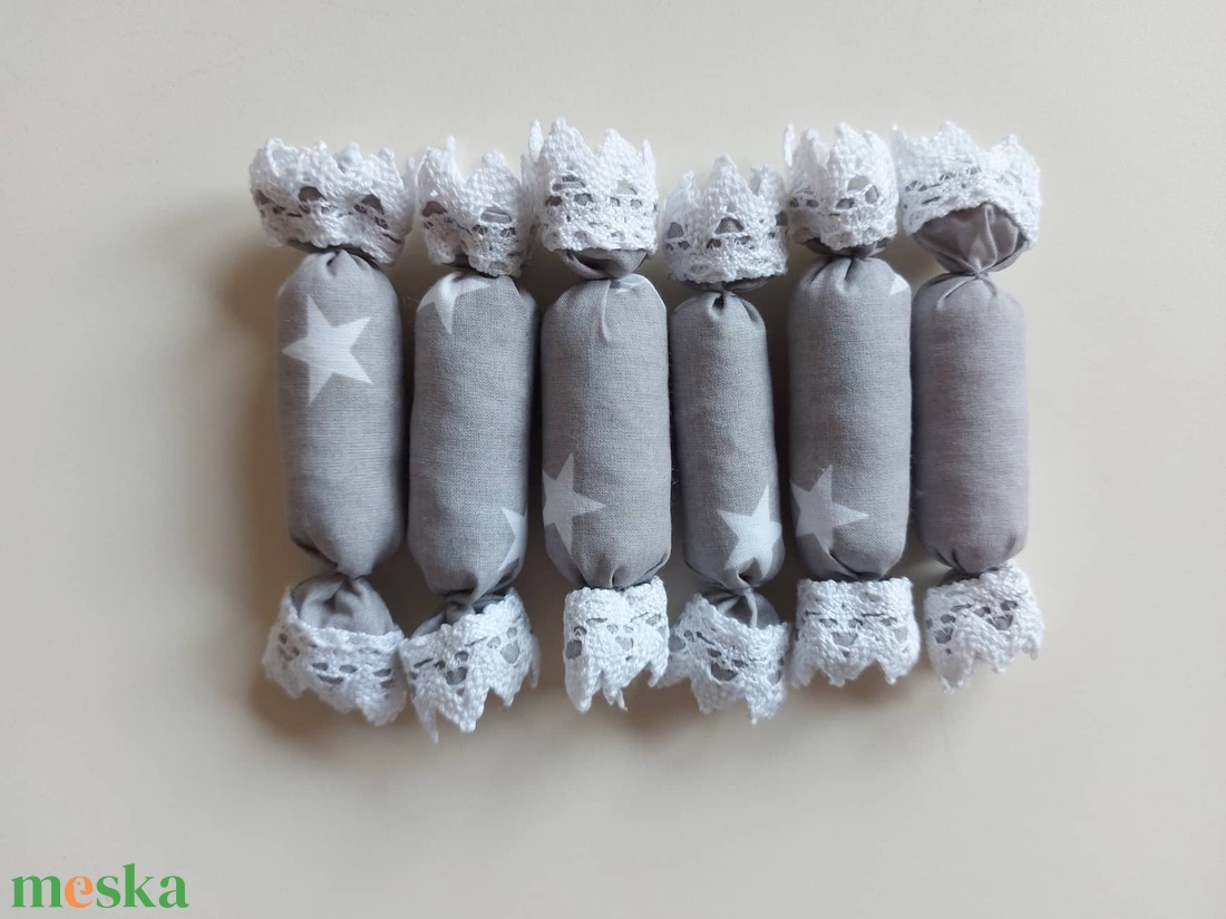 Textil szaloncukor - 6 db-os csomag - szürke csillagos - karácsony - karácsonyi lakásdekoráció - karácsonyi lakásdíszek - Meska.hu