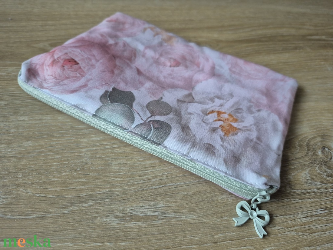 Rózsás pamut nesszeszer - zöld masnis cipzárral - táska & tok - neszesszer - Meska.hu