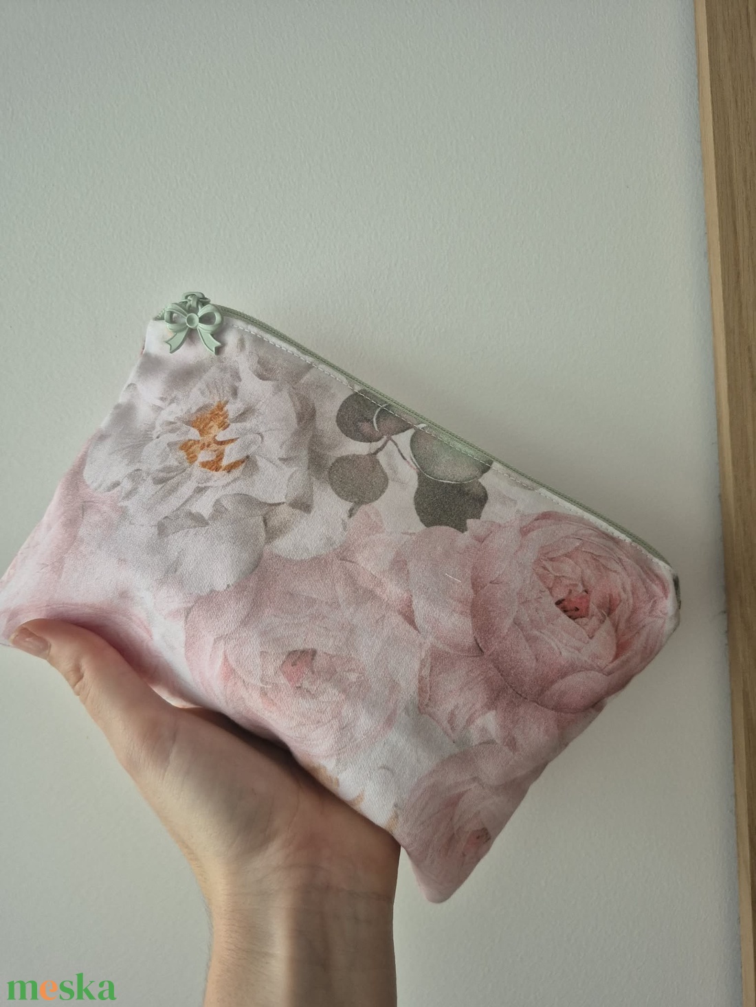 Rózsás pamut nesszeszer - zöld masnis cipzárral - táska & tok - neszesszer - Meska.hu
