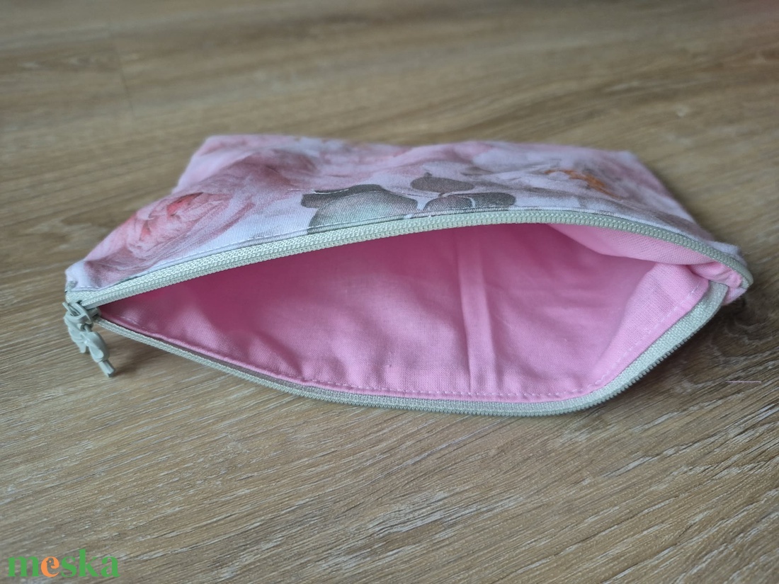 Rózsás pamut nesszeszer - zöld masnis cipzárral - táska & tok - neszesszer - Meska.hu