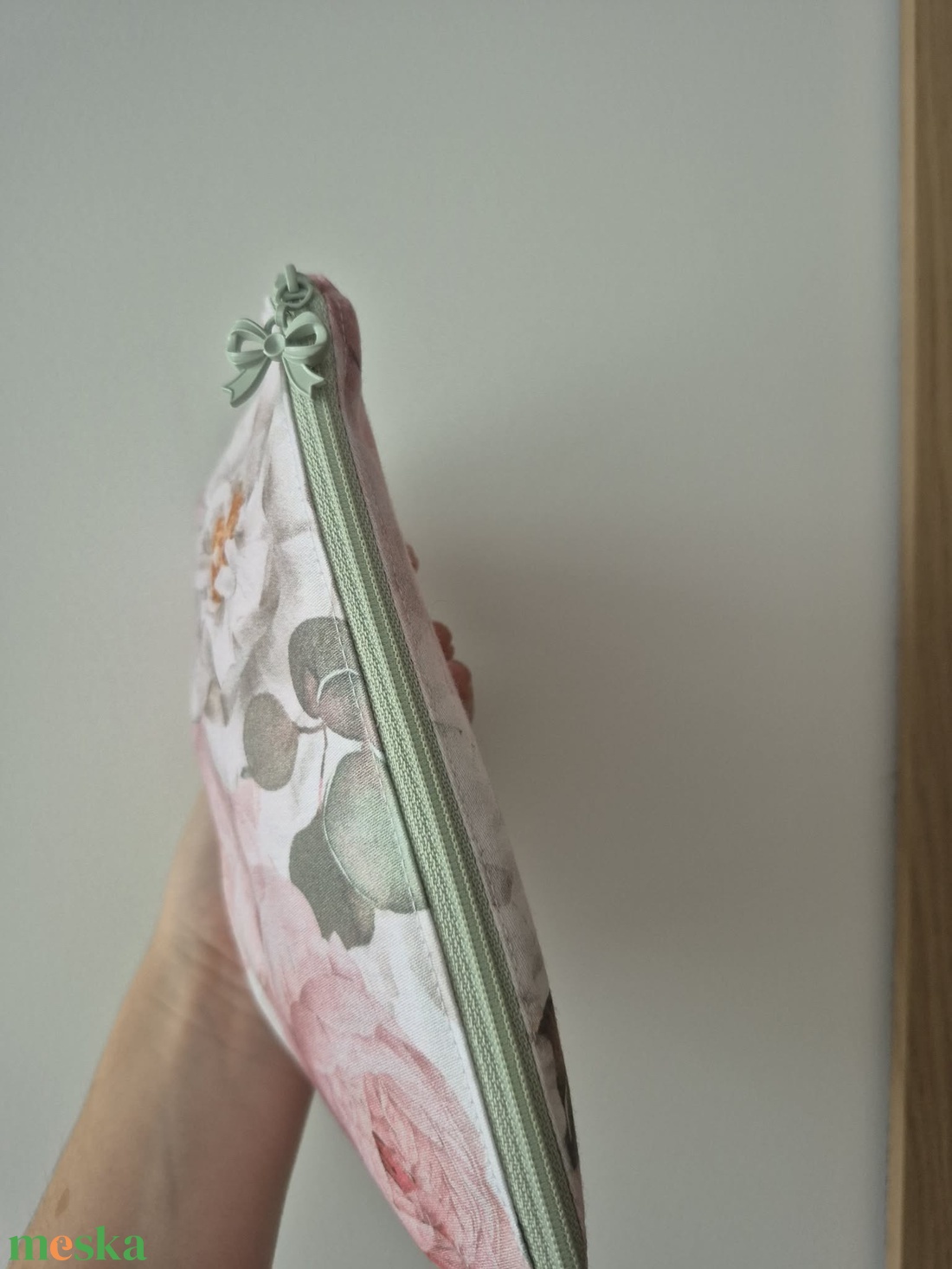 Rózsás pamut nesszeszer - zöld masnis cipzárral - táska & tok - neszesszer - Meska.hu