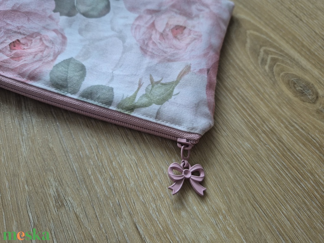 Rózsás pamut nesszeszer - mályva masnis cipzárral - táska & tok - neszesszer - Meska.hu