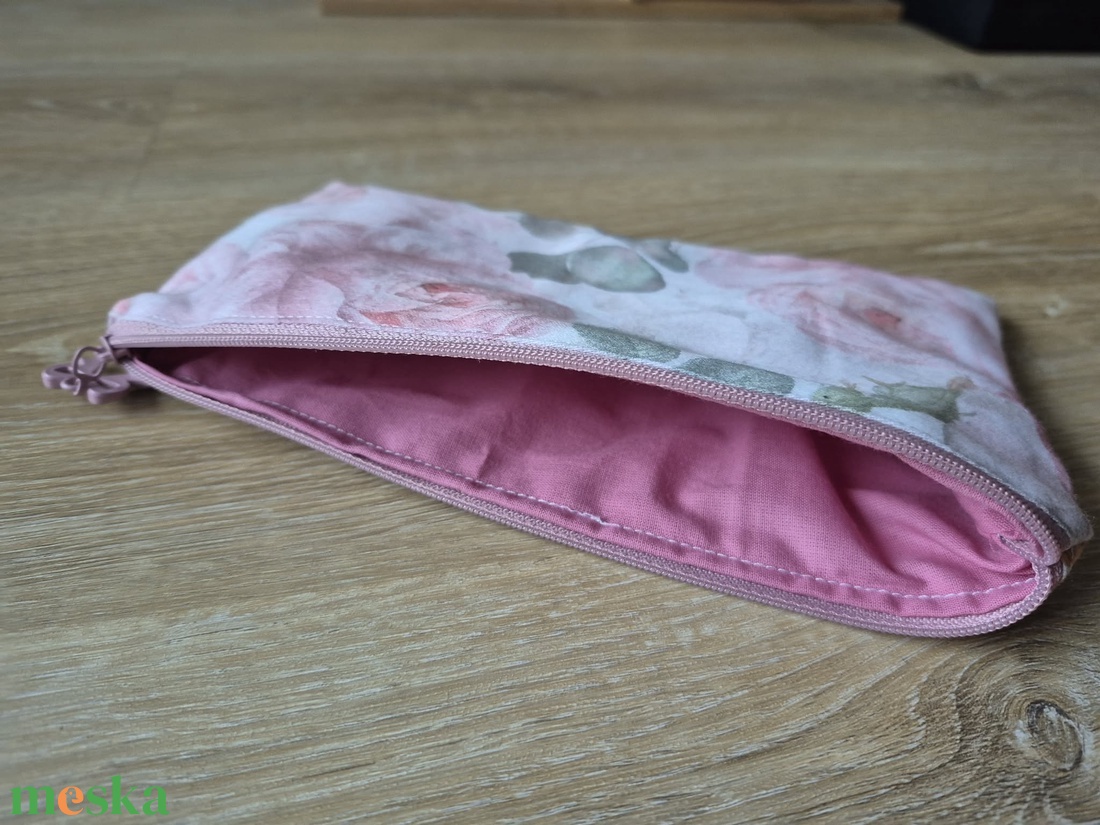Rózsás pamut nesszeszer - mályva masnis cipzárral - táska & tok - neszesszer - Meska.hu