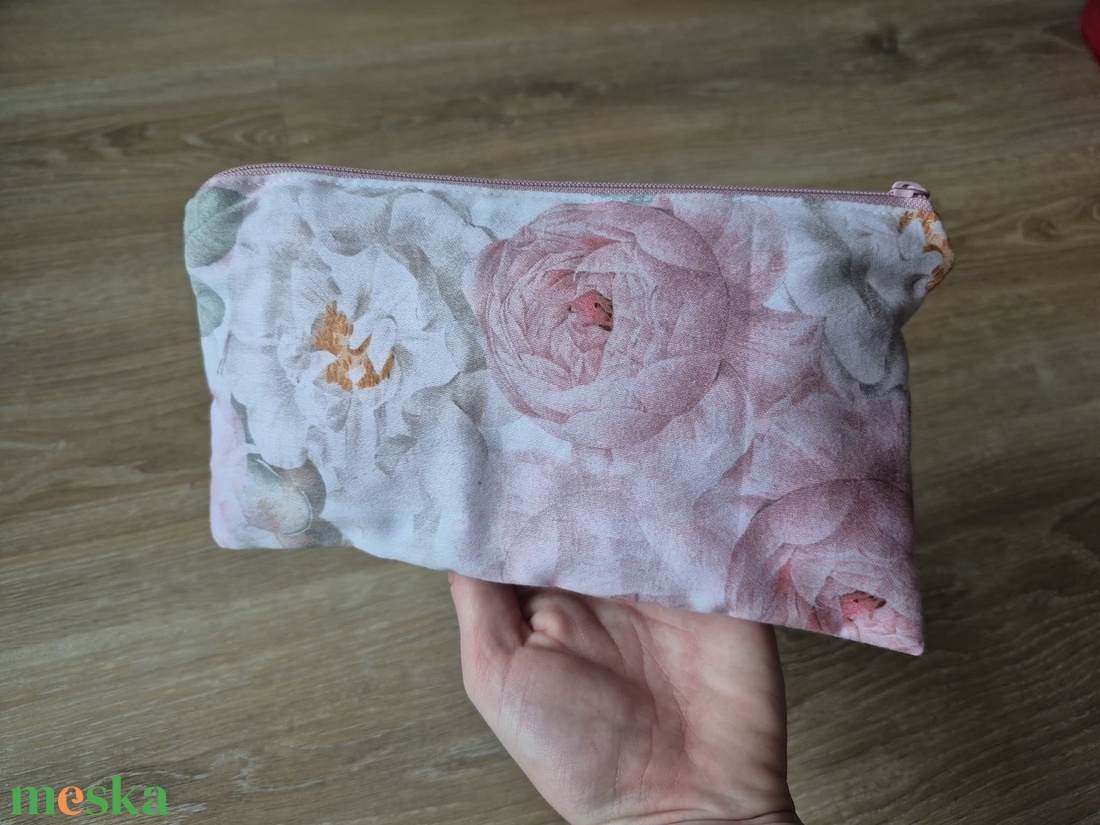 Rózsás pamut nesszeszer - mályva masnis cipzárral - táska & tok - neszesszer - Meska.hu