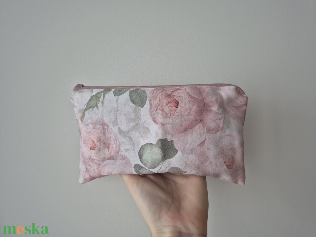 Rózsás pamut nesszeszer - mályva masnis cipzárral - táska & tok - neszesszer - Meska.hu