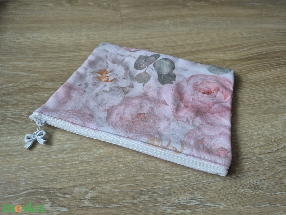 Rózsás pamut nesszeszer - fehér masnis cipzárral - táska & tok - neszesszer - Meska.hu