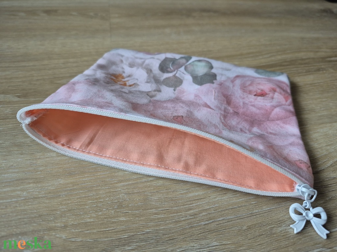 Rózsás pamut nesszeszer - fehér masnis cipzárral - táska & tok - neszesszer - Meska.hu