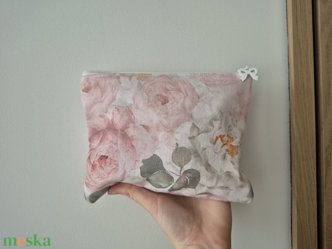 Rózsás pamut nesszeszer - fehér masnis cipzárral - táska & tok - neszesszer - Meska.hu