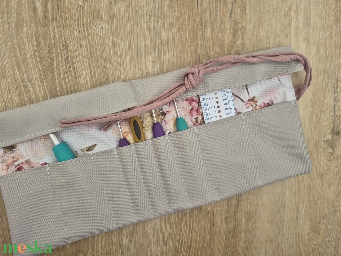 Szürke-virágmintás textil tok, tároló - otthon & életmód - papír, írószer - tolltartó & ceruzatekercs - Meska.hu