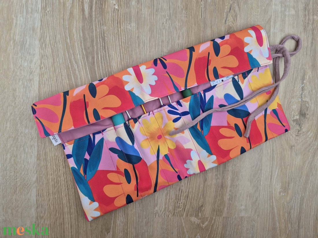 Élénk virágos textil tok, tároló (ceruzatekercs, roll-up tartó) - otthon & életmód - papír, írószer - tolltartó & ceruzatekercs - Meska.hu