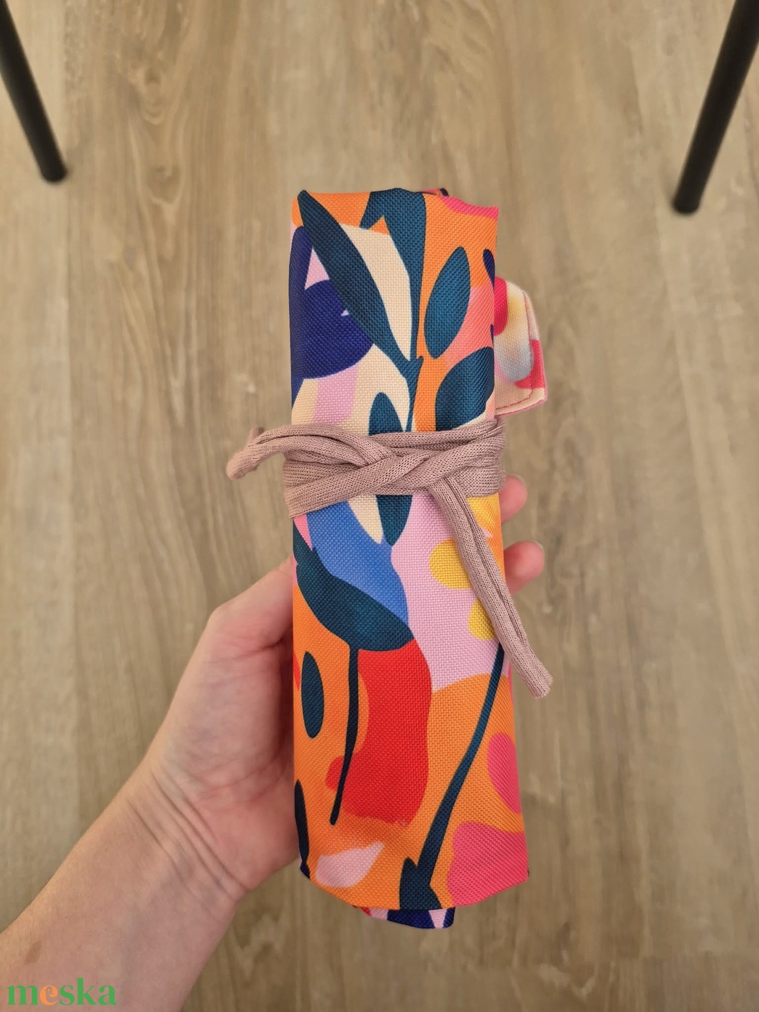 Élénk virágos textil tok, tároló (ceruzatekercs, roll-up tartó) - otthon & életmód - papír, írószer - tolltartó & ceruzatekercs - Meska.hu