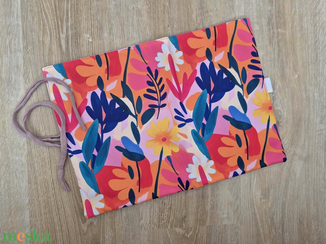 Élénk virágos textil tok, tároló (ceruzatekercs, roll-up tartó) - otthon & életmód - papír, írószer - tolltartó & ceruzatekercs - Meska.hu