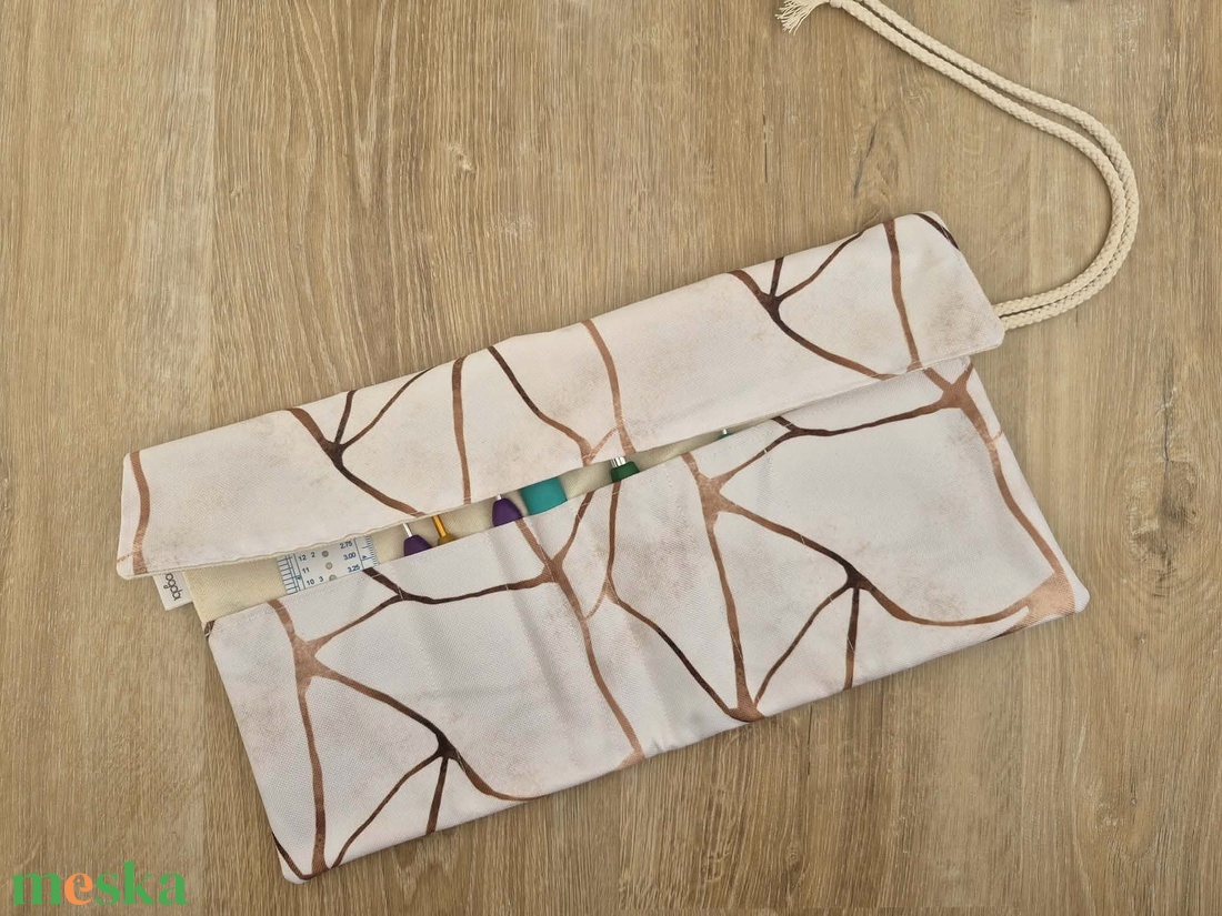 Arany-vászon textil tok, tároló (ceruzatekercs, roll-up tartó) - otthon & életmód - papír, írószer - tolltartó & ceruzatekercs - Meska.hu
