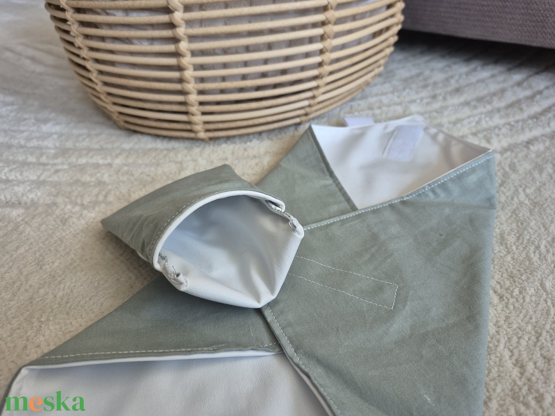 Zöld újraszalvéta apró tokkal, belül vízzáró réteggel - táska & tok - uzsonna- & ebéd tartó - szendvics csomagoló - Meska.hu