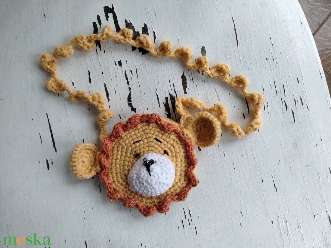 Oroszlános, nyakba akasztható horgolt kis táska apró kincseknek, a pöttömök számára  - játék & sport - plüssállat & játékfigura - más figura - Meska.hu