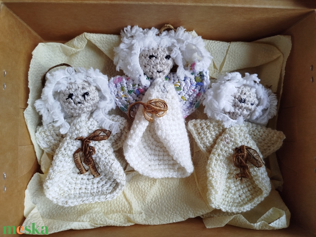 Horgolt karácsonyi angyalkák, diszdobozban - karácsony - karácsonyi lakásdekoráció - karácsonyfadíszek - Meska.hu