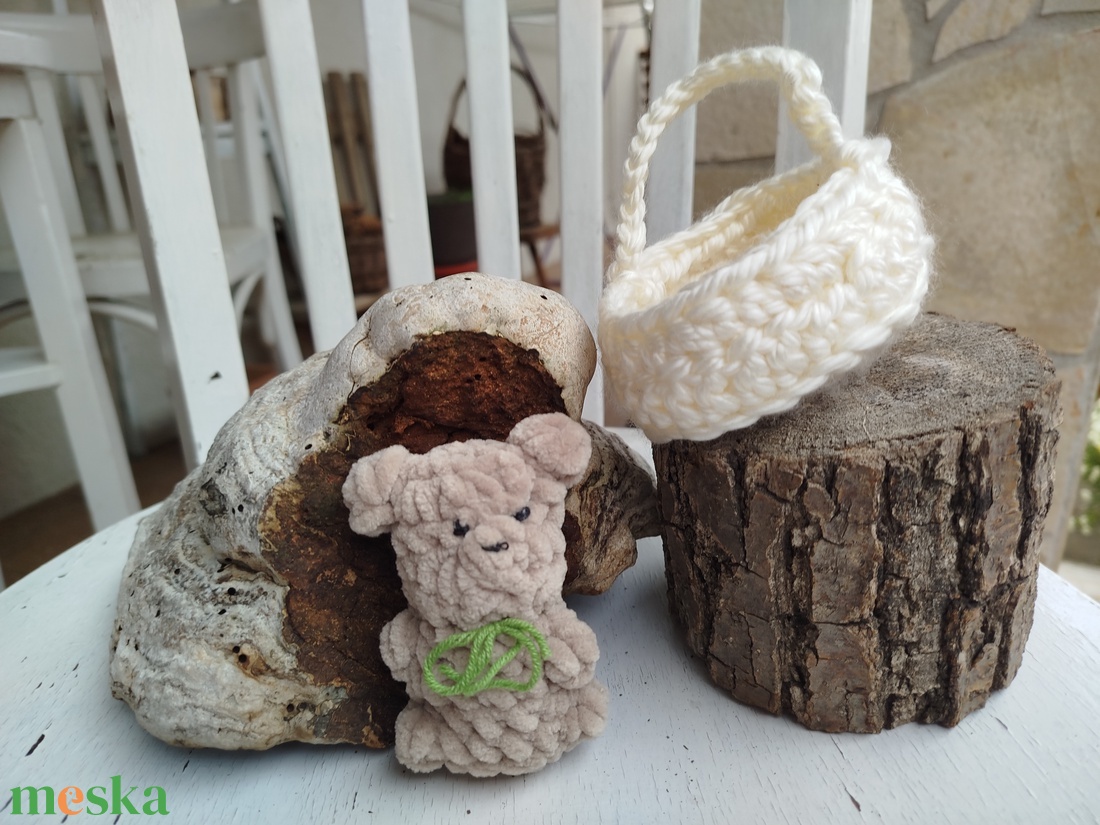 Horgolt kis maci kosárkában - játék & sport - plüssállat & játékfigura - maci - Meska.hu