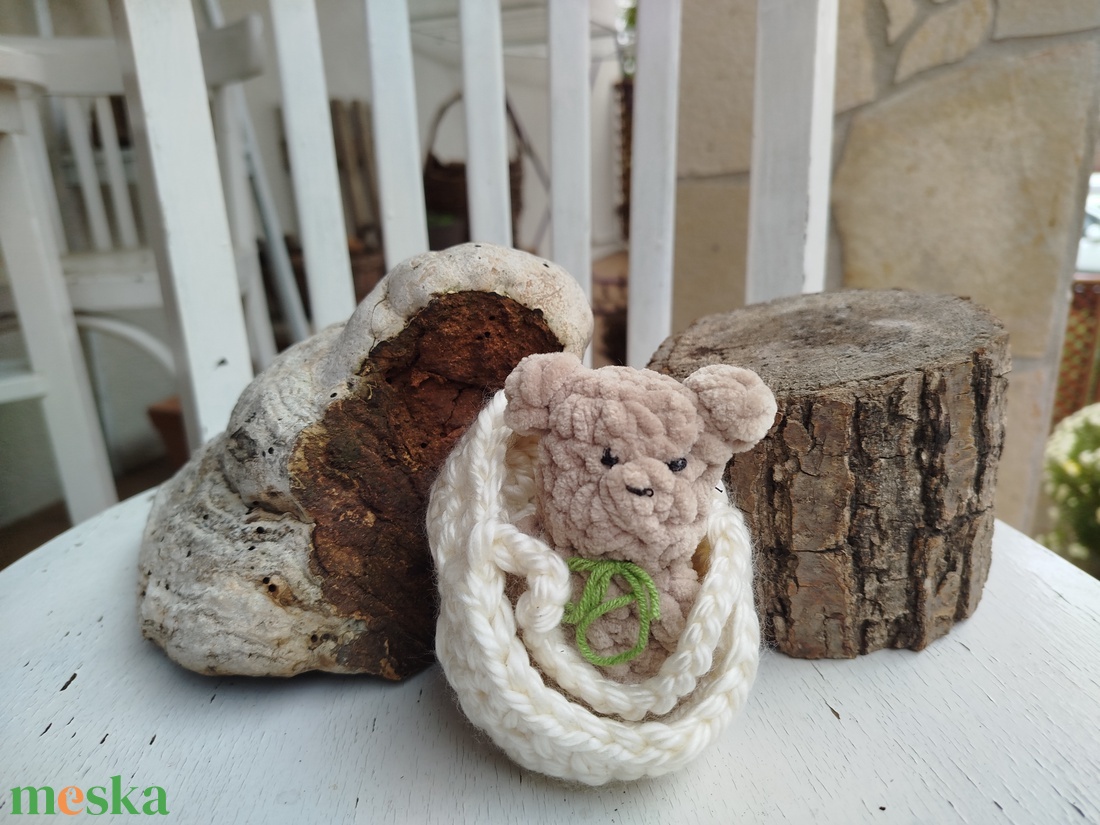 Horgolt kis maci kosárkában - játék & sport - plüssállat & játékfigura - maci - Meska.hu