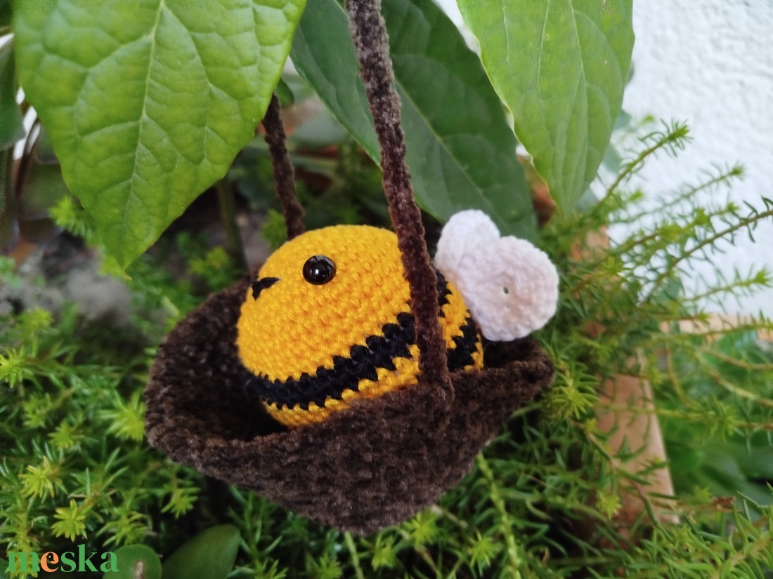 Horgolt méhecske hintában  - játék & sport - plüssállat & játékfigura - más figura - Meska.hu