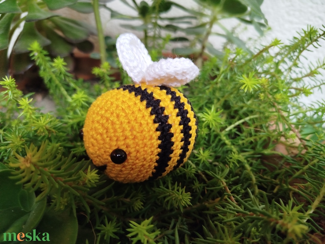 Horgolt méhecske hintában  - játék & sport - plüssállat & játékfigura - más figura - Meska.hu