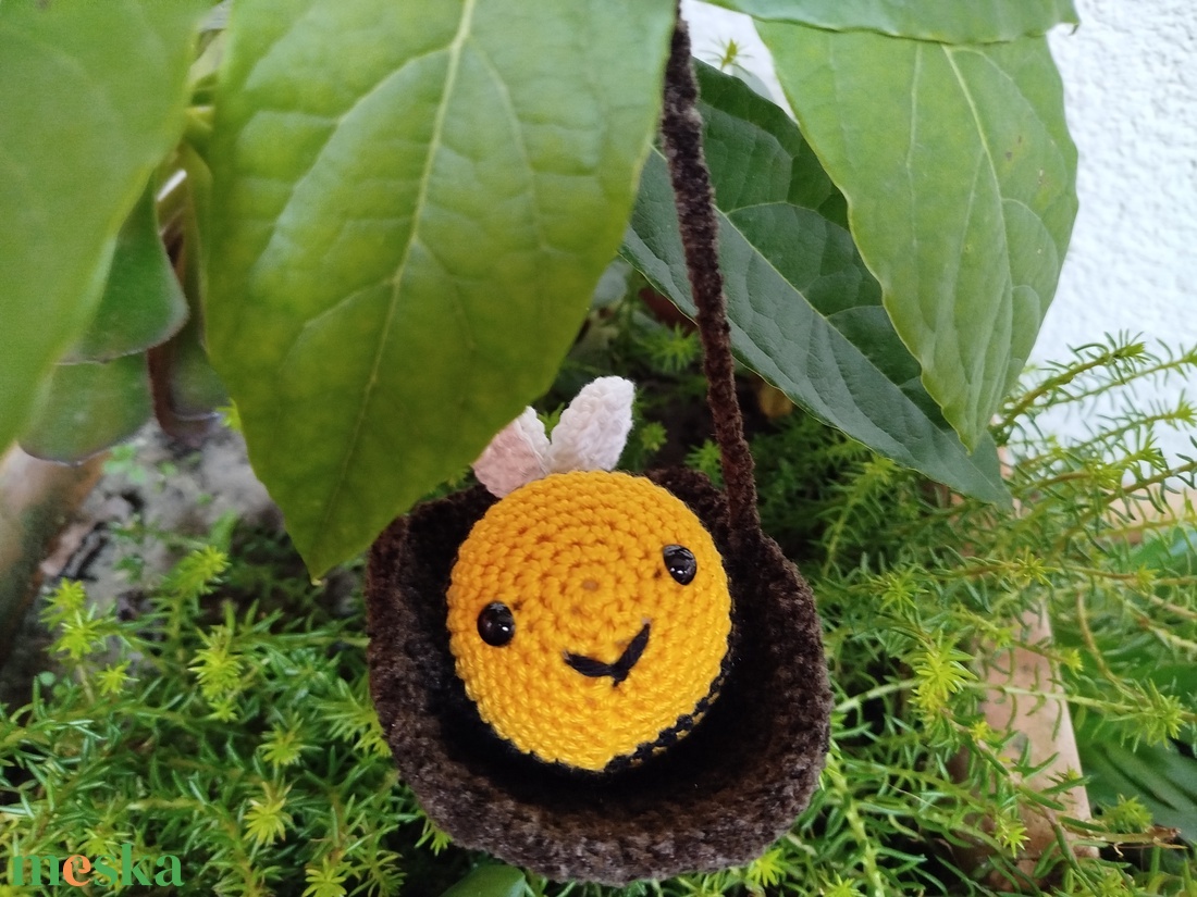 Horgolt méhecske hintában  - játék & sport - plüssállat & játékfigura - más figura - Meska.hu