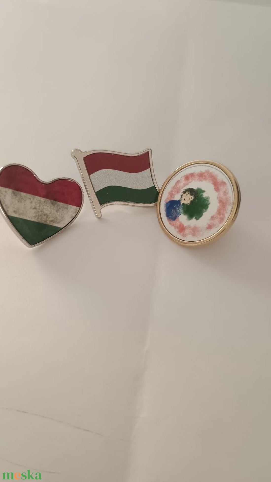 Kerek nemzeti szín fém kitűző � Reiter Anna műve alapján - ékszer - kitűző és bross - Meska.hu