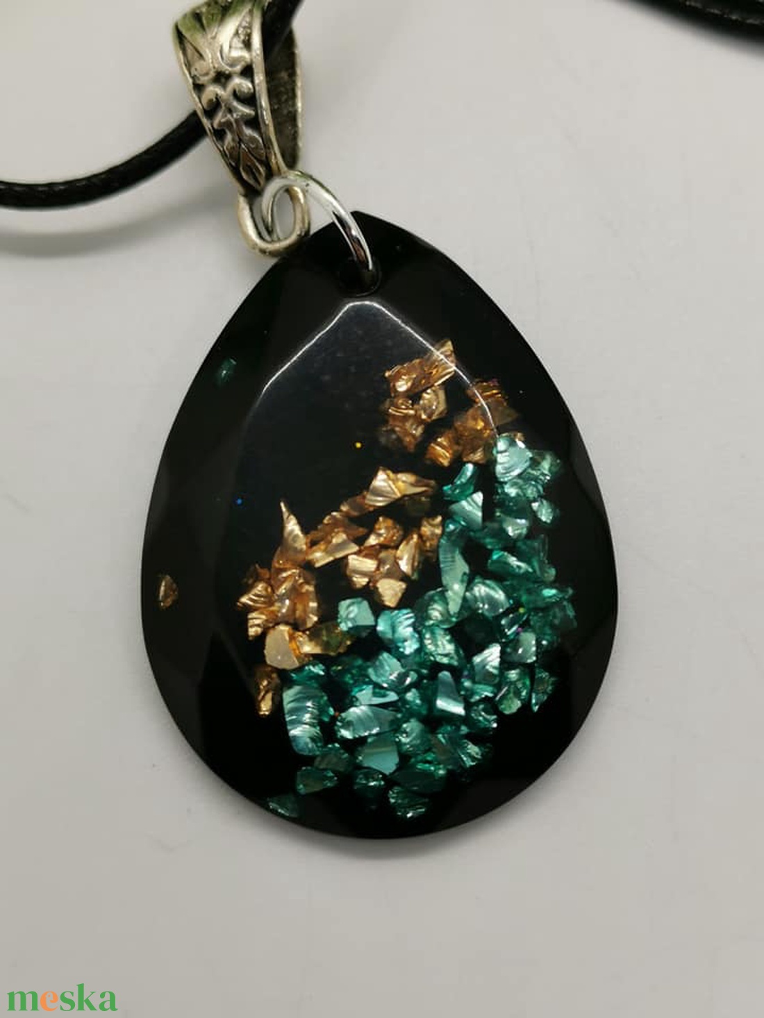 Sungitporos medálok színes üvegtörmelékkel díszítve - ékszer - nyaklánc - medál - Meska.hu