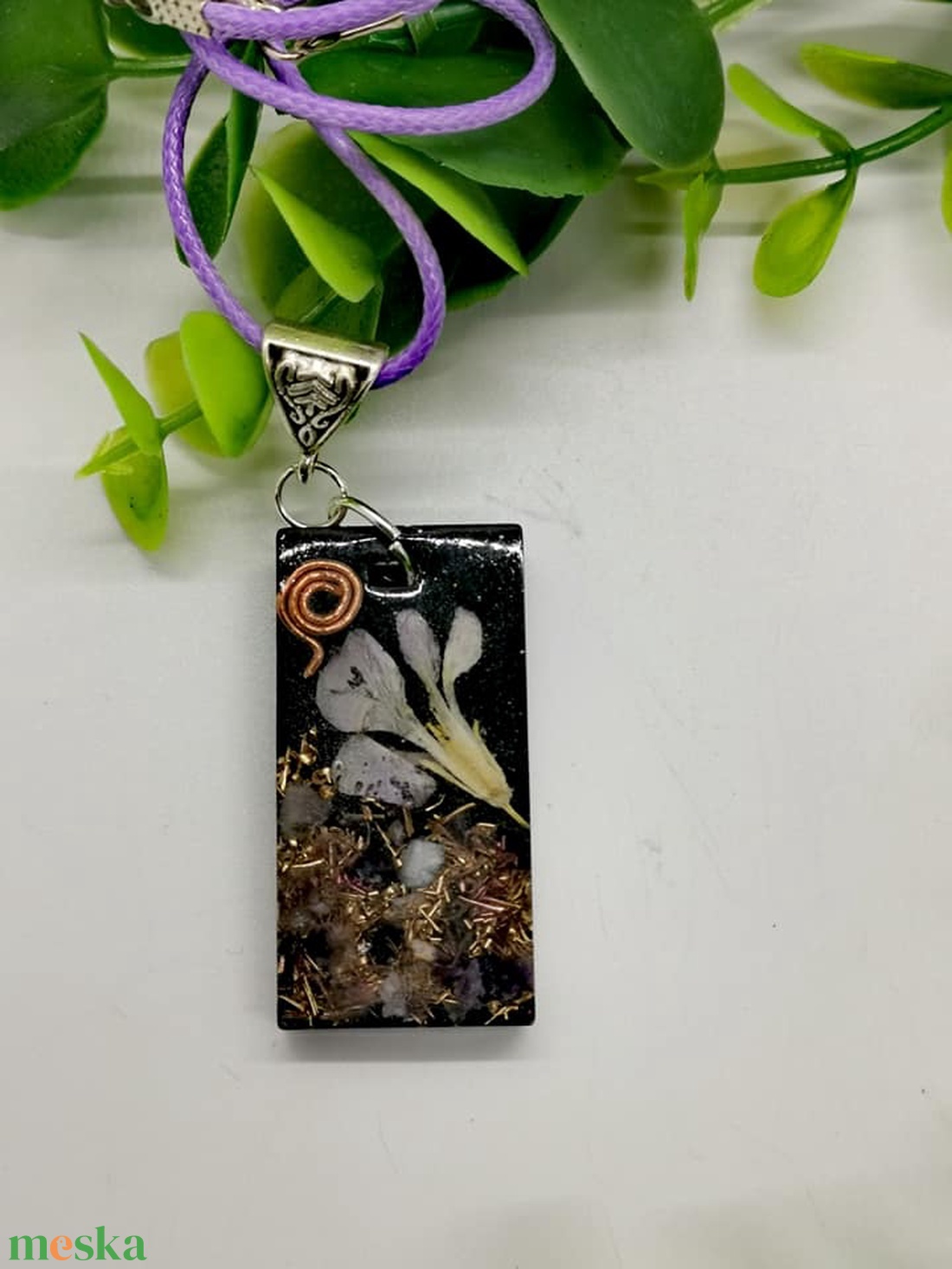 Spiritualitás,bölcsesség, önzetlenség, méregtelenítés.Téglalap alakú orgonit-sungit  medál ametiszttel,lila  virággal  - ékszer - nyaklánc - medál - Meska.hu