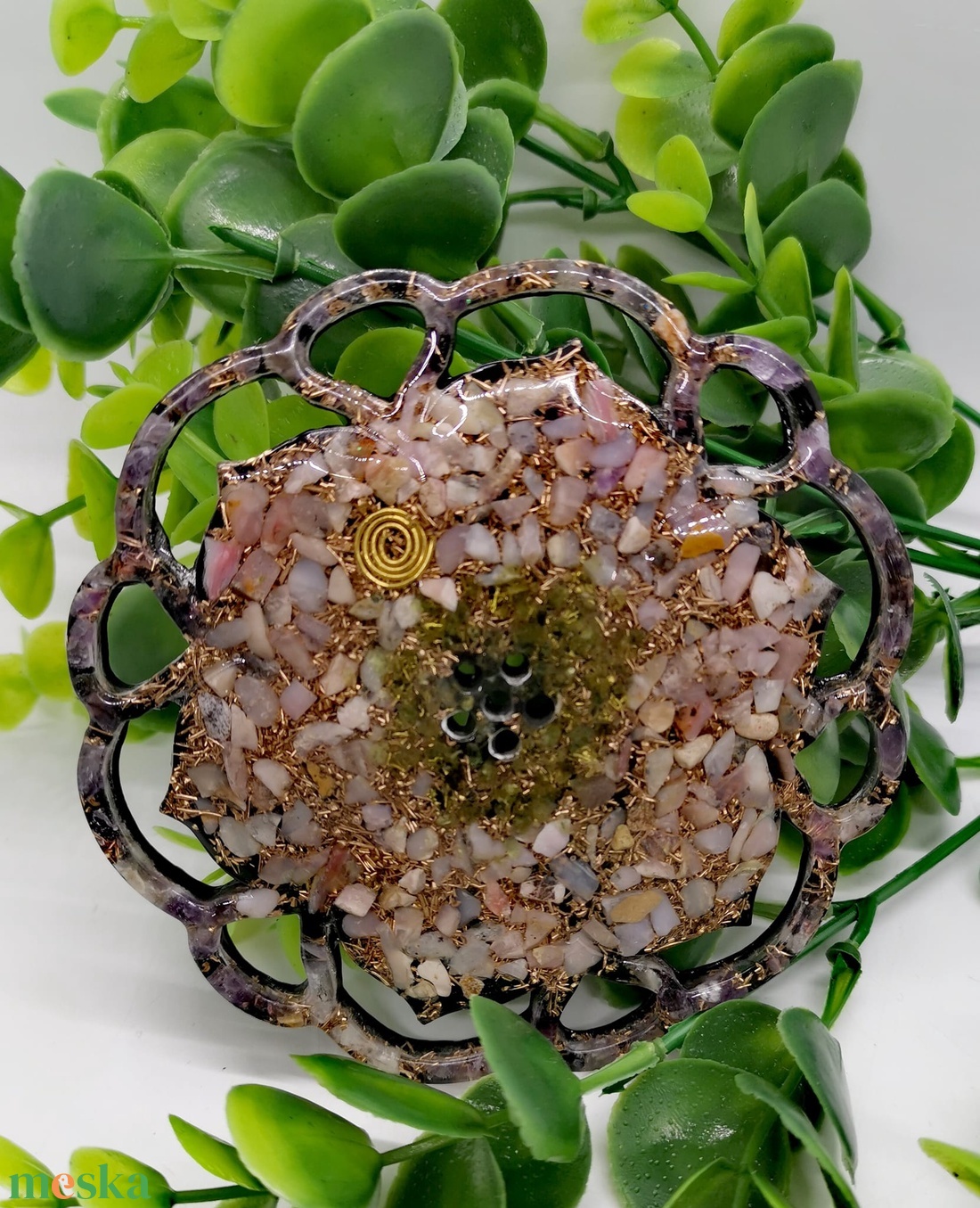 Virág Sungit-Orgonit folyadék struktúráló ,térharmonizáló peridottal, pink opallal, ametiszttel rézforgáccsal - otthon & lakás - konyhafelszerelés, tálalás - tálalás - tányér- és poháralátét - Meska.hu