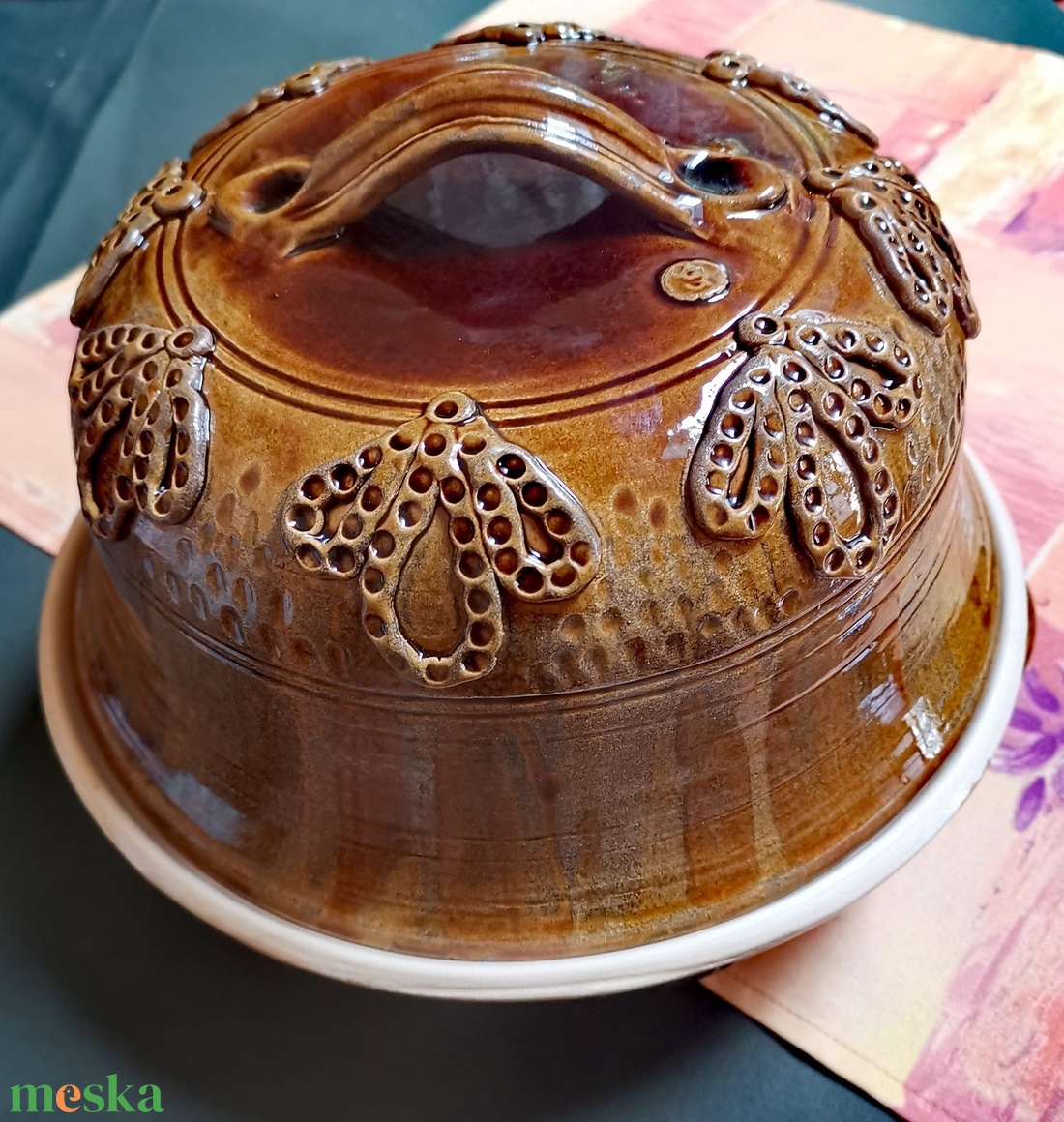 Barnamázas fedeles kerámia csirkesütő rátétes díszítéssel   - otthon & életmód - konyhafelszerelés, tálalás - sütés, főzés - sütő- és főzőedény - Meska.hu