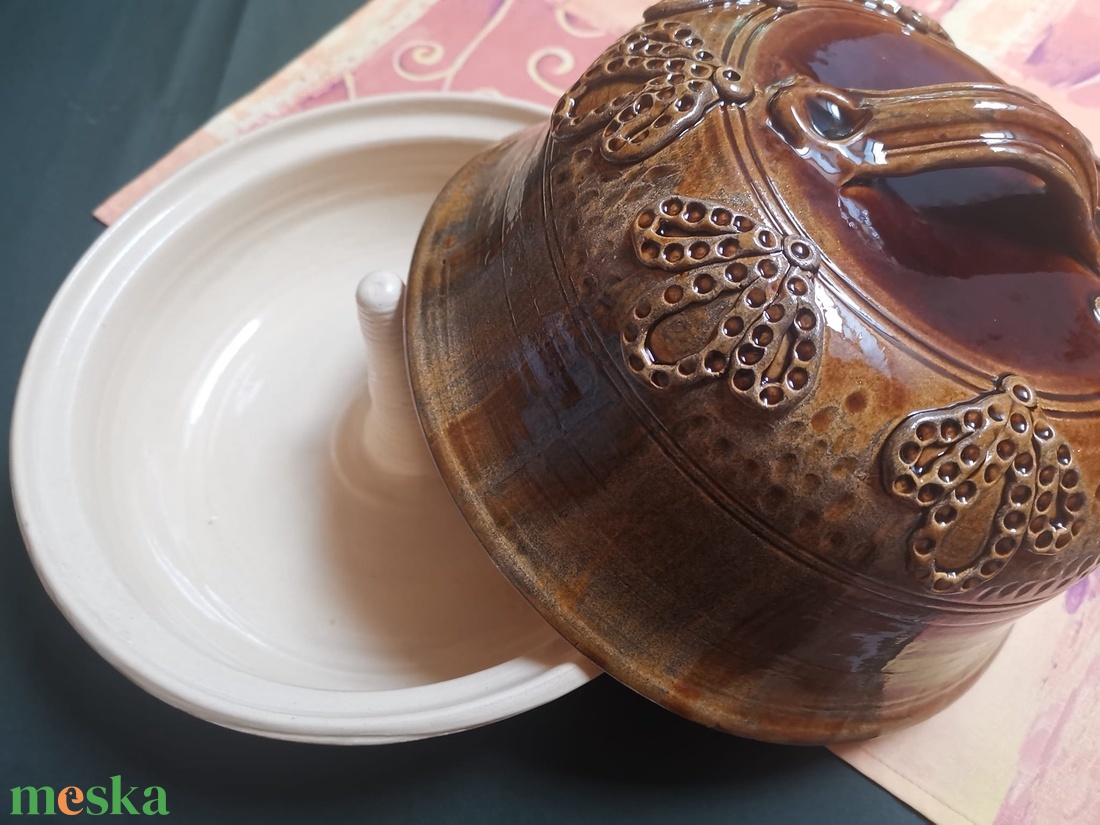 Barnamázas fedeles kerámia csirkesütő rátétes díszítéssel   - otthon & életmód - konyhafelszerelés, tálalás - sütés, főzés - sütő- és főzőedény - Meska.hu