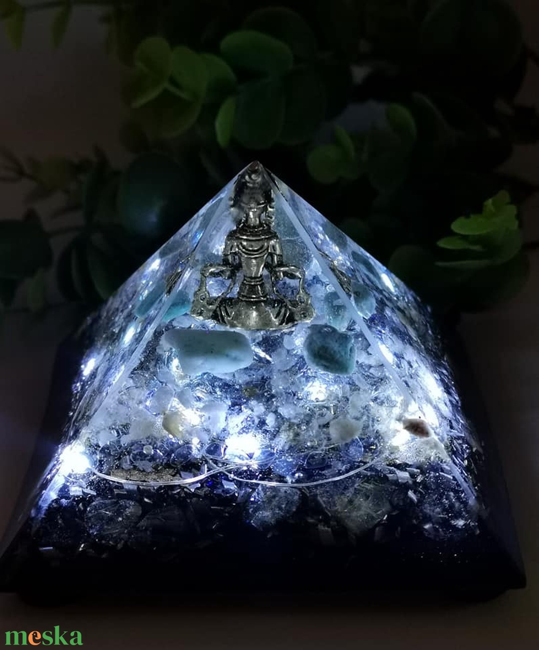 Auravédő, siker,bőség vonzó, nyugalom, kitartás.Sungit-Orgonit piramis- ledes lámpa-bronz buddha szoborral  - otthon & életmód - lámpa - hangulatlámpa - Meska.hu