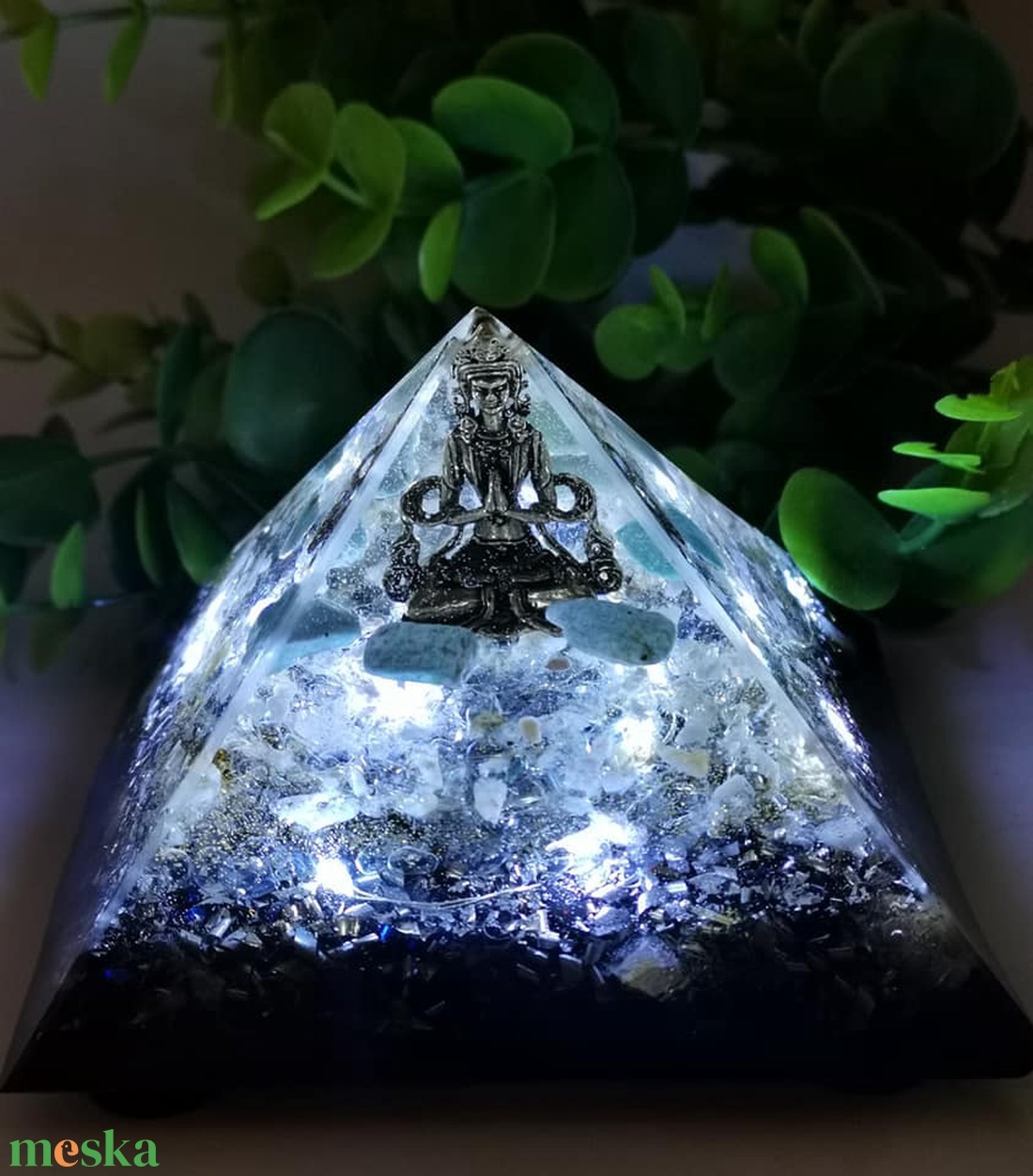 Auravédő, siker,bőség vonzó, nyugalom, kitartás.Sungit-Orgonit piramis- ledes lámpa-bronz buddha szoborral  - otthon & életmód - lámpa - hangulatlámpa - Meska.hu