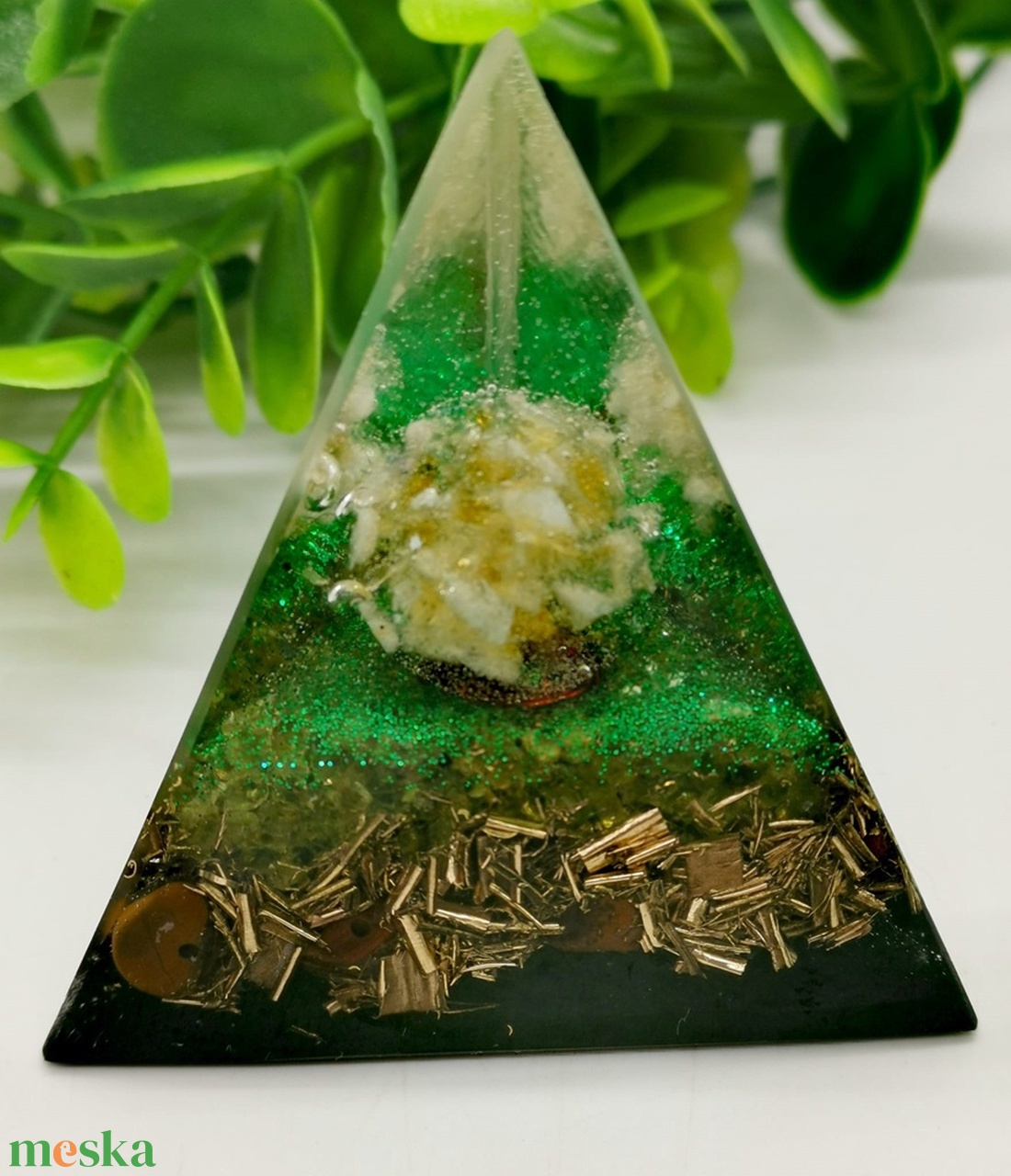 Bőség,tisztítás ,sikervonzó, védelem,nyugalom.Sungit-Orgonit gúla- citrin golyóval,  peridottal, tigrisszem ásvánnya - otthon & életmód - dekoráció - spiritualitás - orgonit piramis - Meska.hu