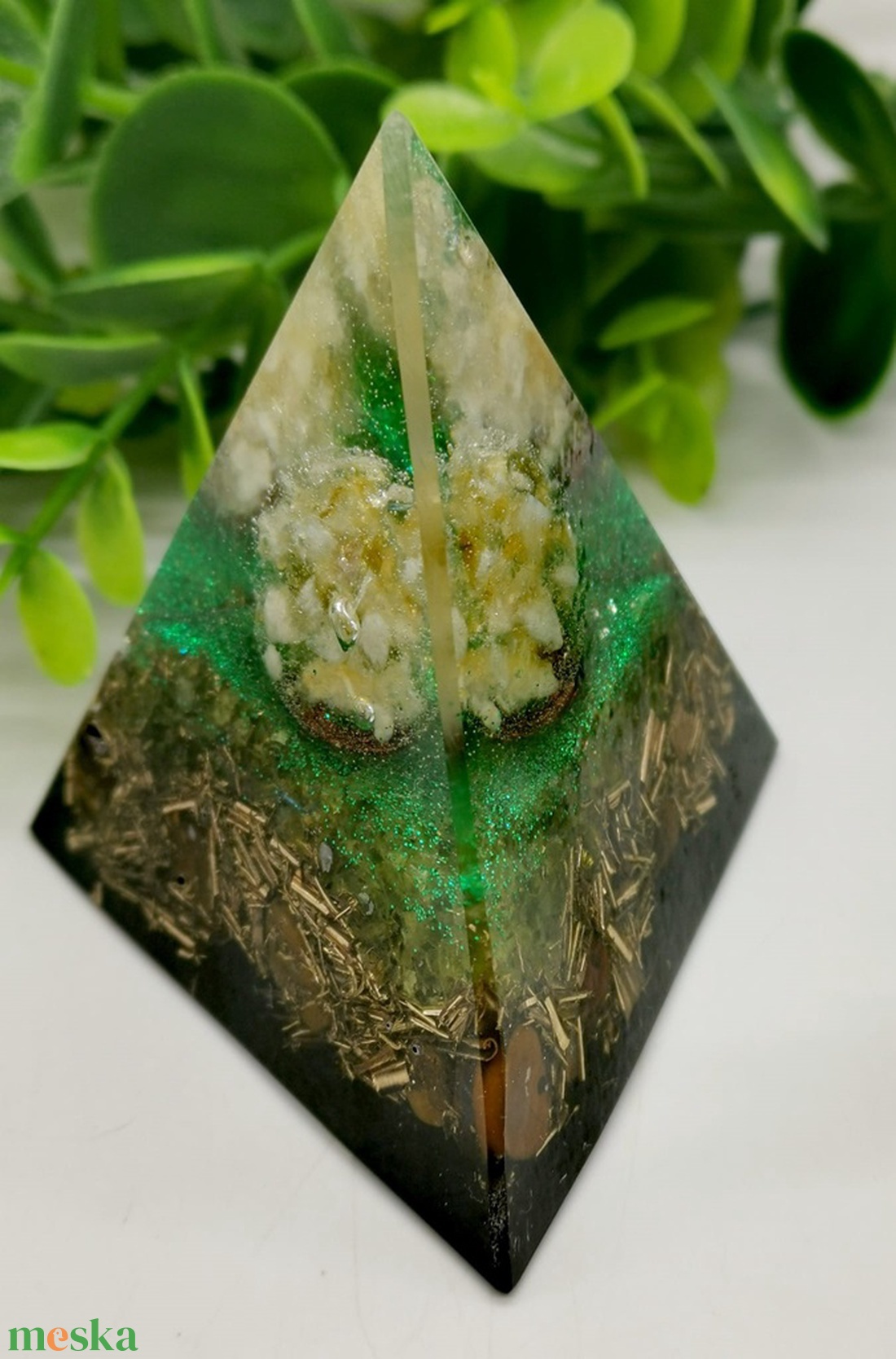 Bőség,tisztítás ,sikervonzó, védelem,nyugalom.Sungit-Orgonit gúla- citrin golyóval,  peridottal, tigrisszem ásvánnya - otthon & életmód - dekoráció - spiritualitás - orgonit piramis - Meska.hu