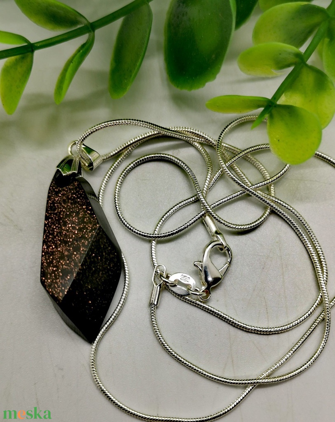 Sungitporos epoxy medálok 925 ezüst sterling szerelékkel  több fazonban - ékszer - nyaklánc - medál - Meska.hu