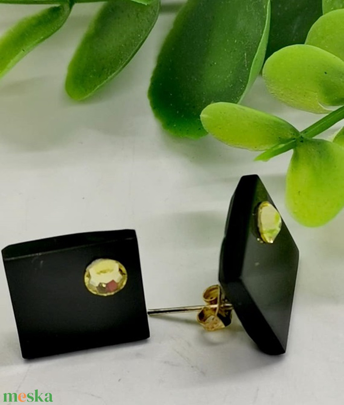 Shungitporos fülbevalók  Swarovski kristállyal - ékszer - fülbevaló - pötty fülbevaló - Meska.hu