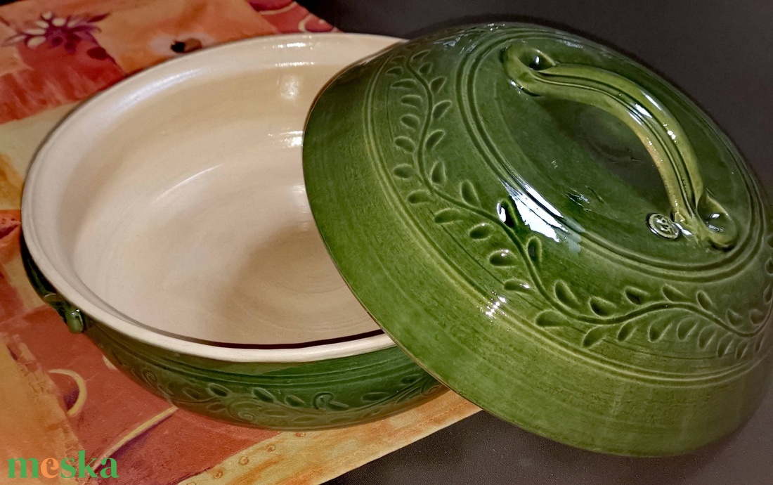 Zöld bézs kemencés sütőedény karcolt díszítéssel - otthon & életmód - konyhafelszerelés, tálalás - tálalás - tányér & étkészlet - Meska.hu