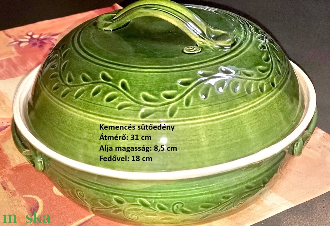 Zöld bézs kemencés sütőedény karcolt díszítéssel - otthon & életmód - konyhafelszerelés, tálalás - tálalás - tányér & étkészlet - Meska.hu