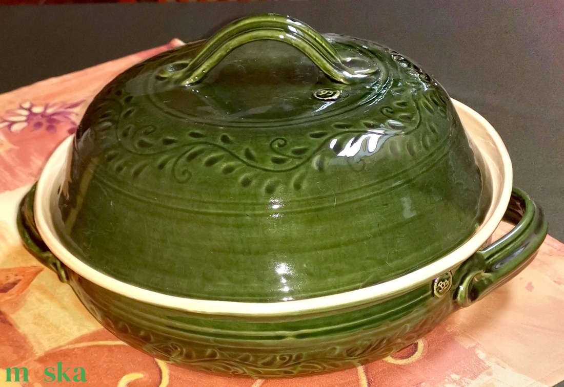 Zöld bézs kemencés sütőedény karcolt díszítéssel - otthon & életmód - konyhafelszerelés, tálalás - tálalás - tányér & étkészlet - Meska.hu