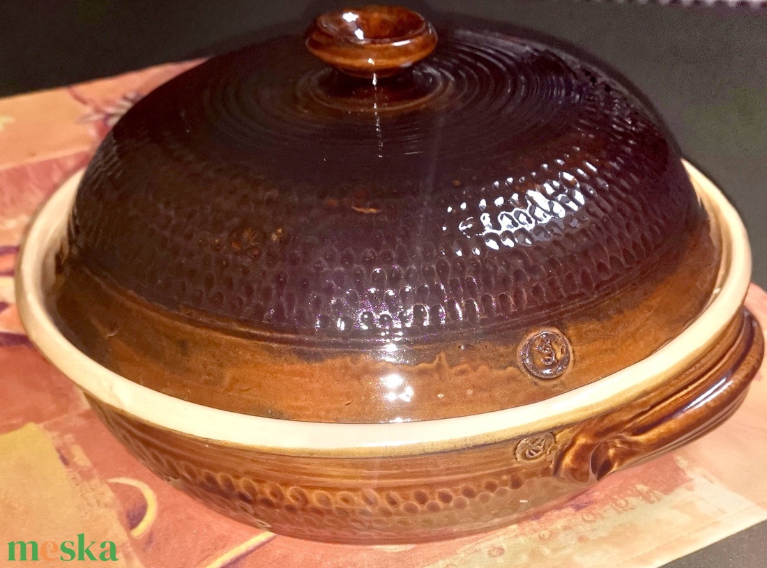 Barna bézs kemencés sütőedény karcolt díszítéssel - otthon & életmód - konyhafelszerelés, tálalás - tálalás - tányér & étkészlet - Meska.hu