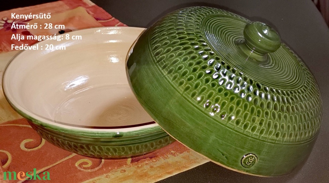 Zöld bézs kenyérsütő   karcolt díszítéssel - otthon & életmód - konyhafelszerelés, tálalás - tálalás - tányér & étkészlet - Meska.hu