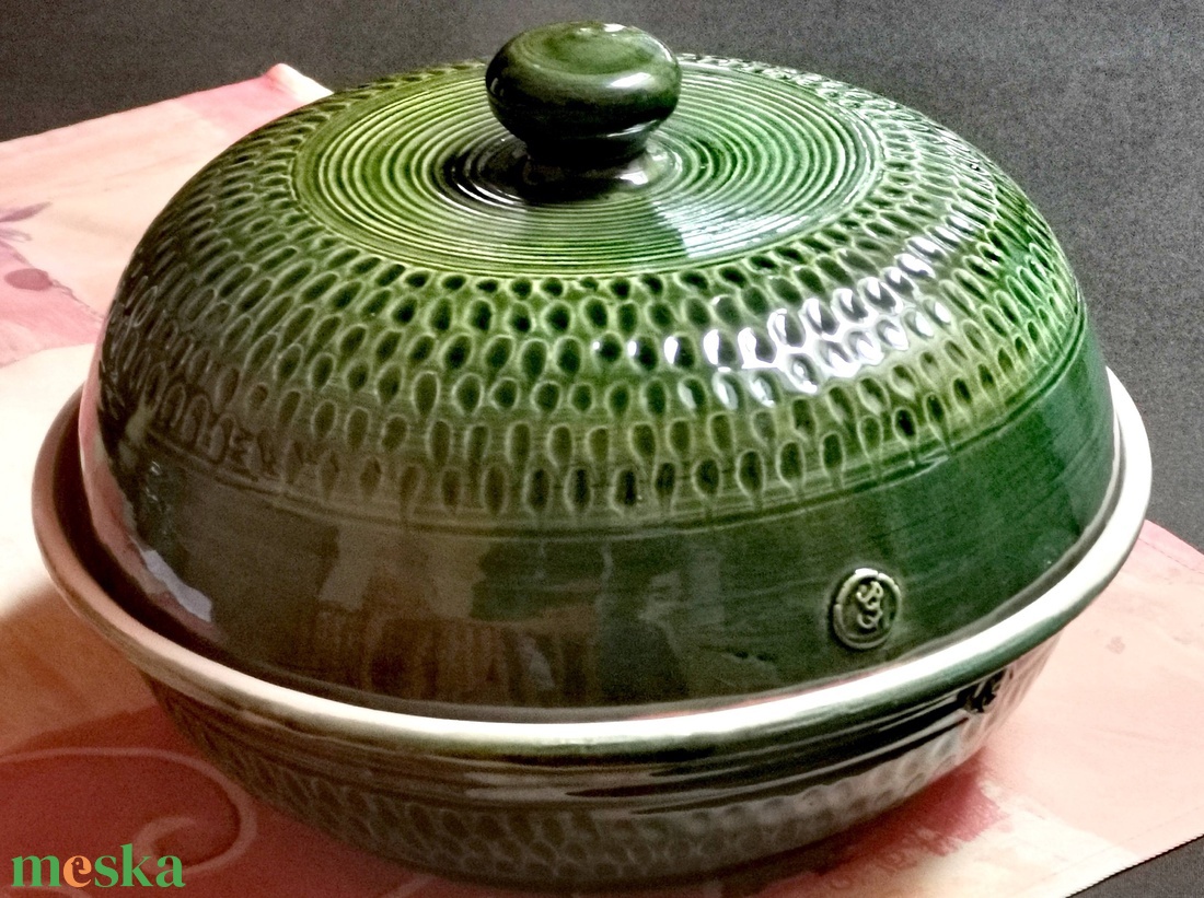 Zöld bézs kenyérsütő   karcolt díszítéssel - otthon & életmód - konyhafelszerelés, tálalás - tálalás - tányér & étkészlet - Meska.hu