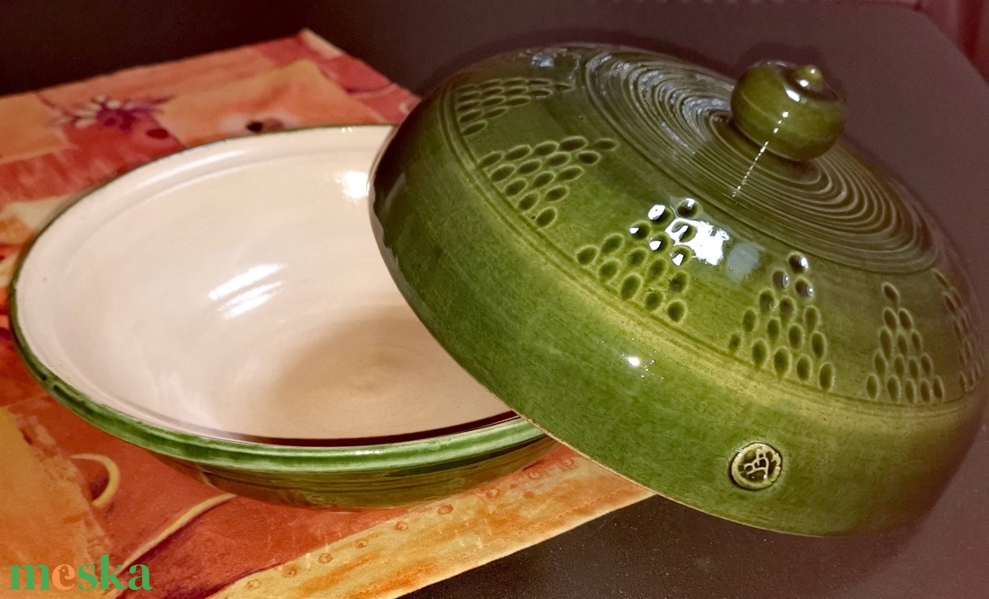 Zöld bézs kenyérsütő   karcolt díszítéssel - otthon & életmód - konyhafelszerelés, tálalás - tálalás - tányér & étkészlet - Meska.hu