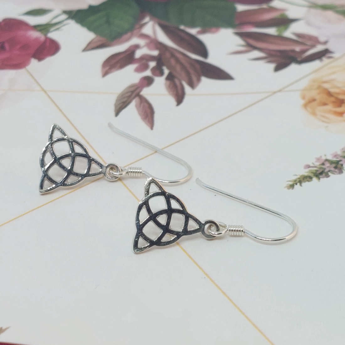 Ezüst triquetra fülbevaló - ékszer - fülbevaló - lógó fülbevaló - Meska.hu